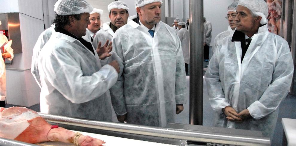 El presidente Marcelino Iglesias y el consejero de Agricultura y Alimentación, Gonzalo Arguilé, inauguran en Zuera el secadero de jamones del grupo Jorge