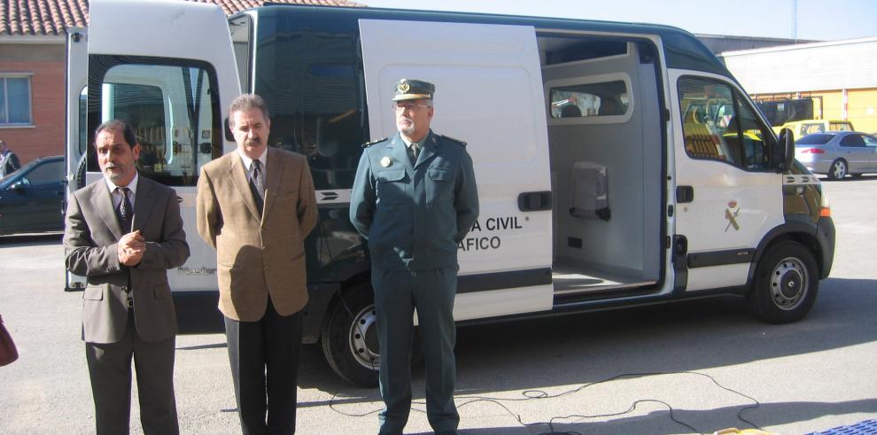 Entrega de dos vehículos a la Guardia Civil por parte del Gobierno de Aragón
para llevar a cabo tareas de pesaje e inspección
