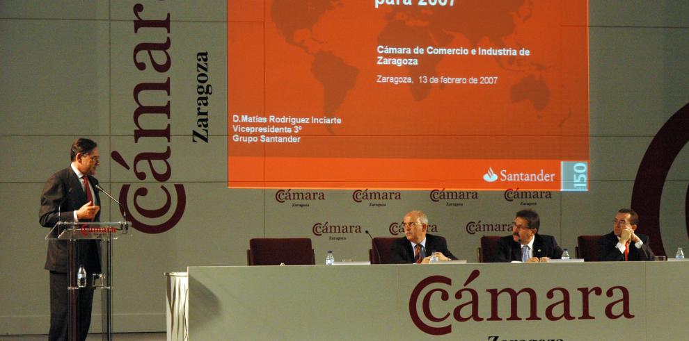 El consejero de Economía, Hacienda y Empleo, Alberto Larraz, ha clausurado  la jornada sobre´´Perspectivas de la Economía Española para 200´´
