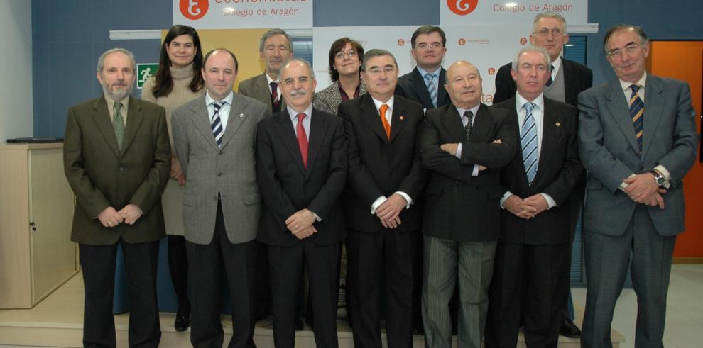 Alberto Larraz asiste a la presentación del libro ¿XXV Años del Colegio de Economistas de Aragón¿