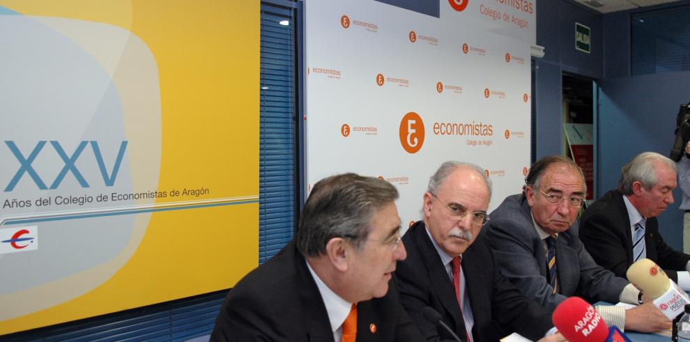 Alberto Larraz asiste a la presentación del libro ¿XXV Años del Colegio de Economistas de Aragón¿