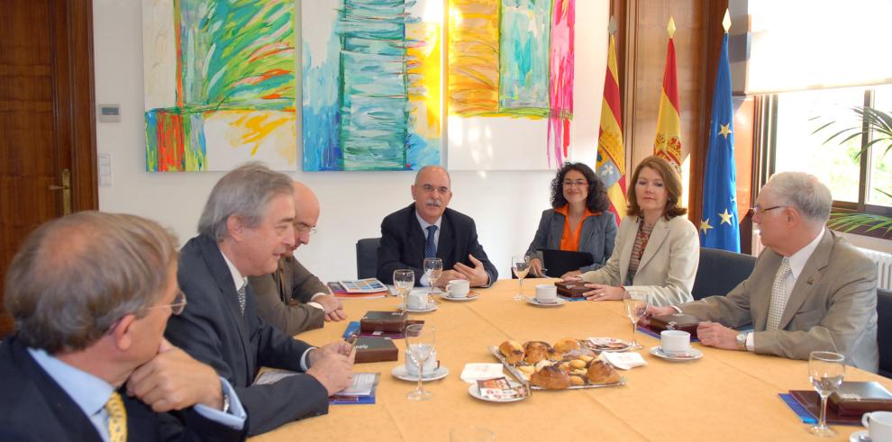El consejero de Economía, Hacienda y Empleo del Gobierno de Aragón, Alberto Larraz, ha recibido a una delegación de nueve estados norteamericanos