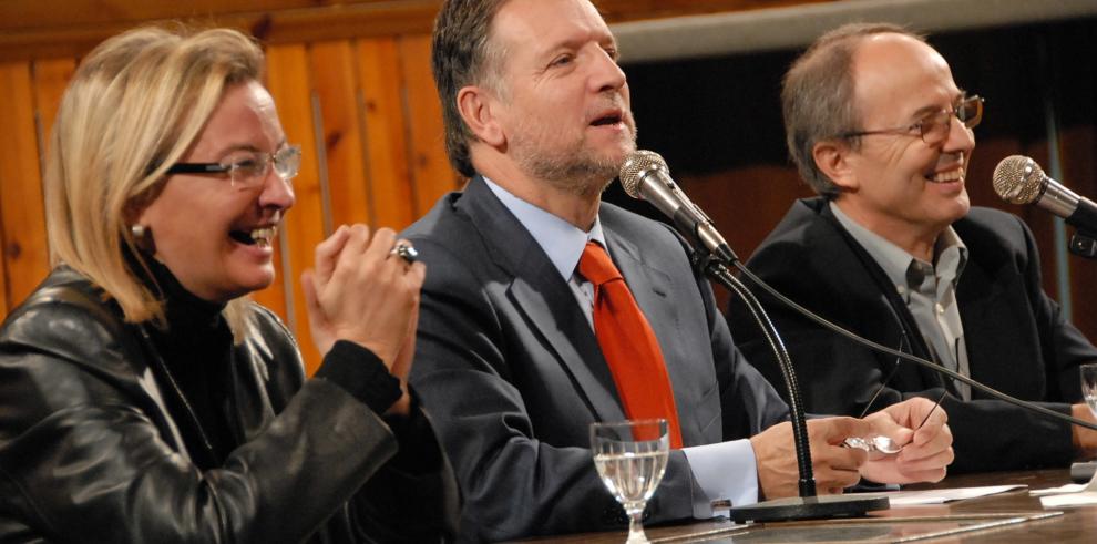 El presidente del Gobierno aragonés, Marcelino Iglesias, ha celebrado el Día de la Constitución en el IES Pirámide de Huesca