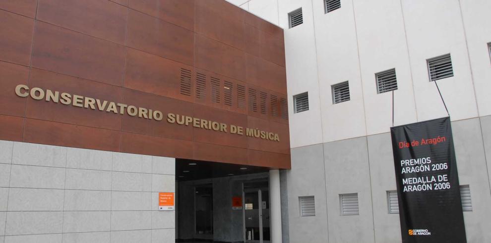 Imágenes del Auditorio Eduardo del Pueyo del Conservatorio Superior de Música de Aragón donde se celebra el acto del Día de Aragón