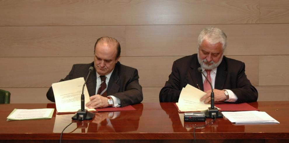 El consejero de Economía, Hacienda y Empleo, Eduardo Bandrés, firma el acuerdo de colaboración con la Consejería de Hacienda y Empleo de La Rioja
