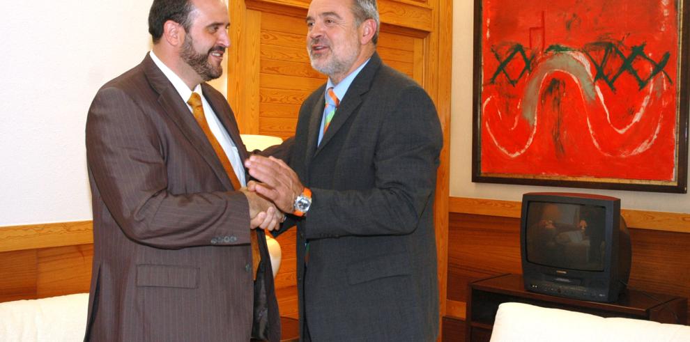 El consejero de Medio Ambiente, Alfredo Boné, recibe al consejero de Medio Ambiente y Desarrollo Rural de Castilla-La Mancha, José Luis Martínez Guijarro