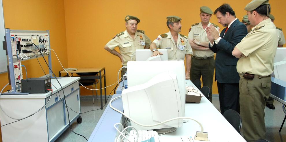 El presidente del Gobierno de Aragón, Marcelino Iglesias, ha visitado la Academia de Logística de Calatayud