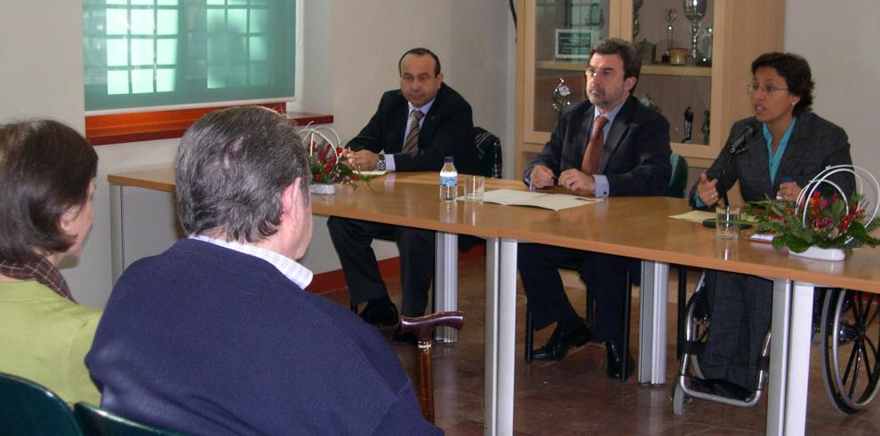 Los mayores de delicias de Zaragoza se interesan por los aspectos más relevantes de la Ley de Dependencia