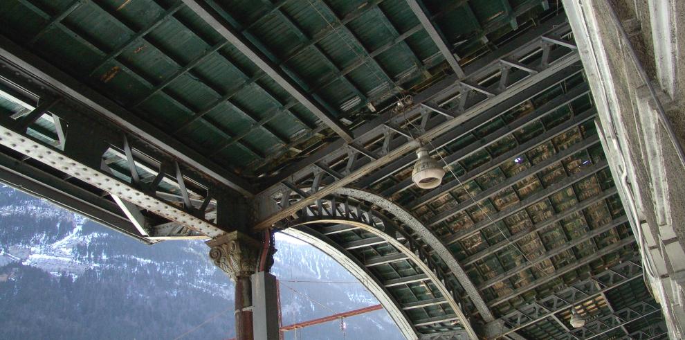 Los miembros del Consorcio Canfranc 2000 visitan las obras de remodelación de la Estación Internacional de Canfranc


