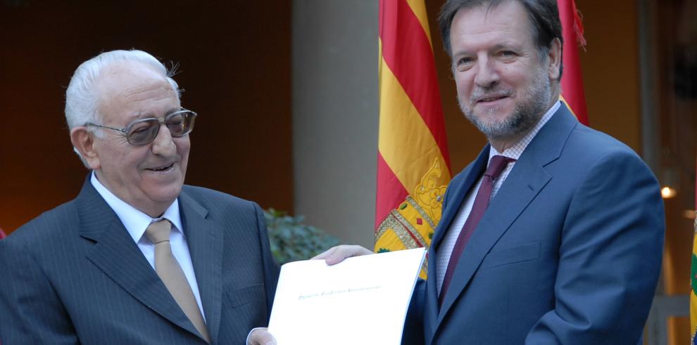 El presidente del Gobierno de Aragón, Marcelino Iglesias, entrega el Premio de las Letras Aragonesas 2005 a Rosendo Tello