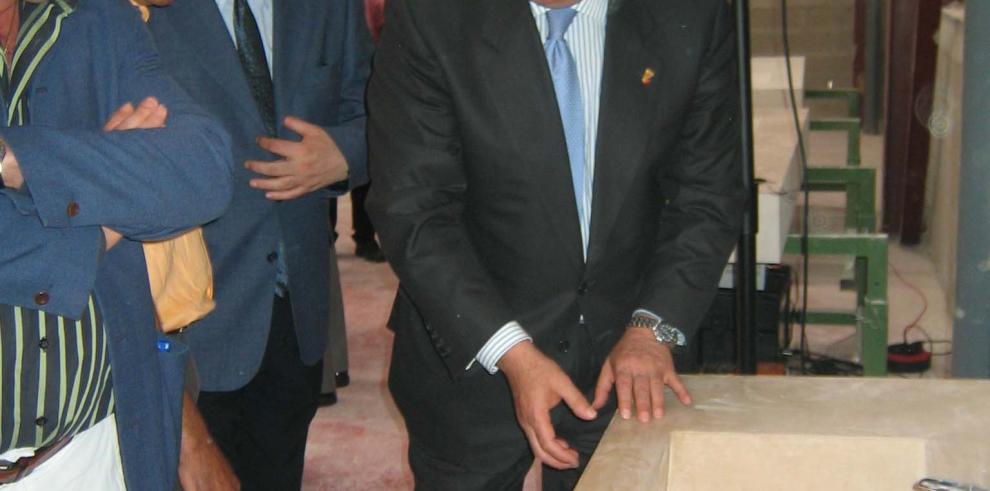 Imágen de la inauguración por el consejero de Industria, Comercio y Turismo, Arturo Aliaga, de la empresa Cantería Lapunta de Fraga
