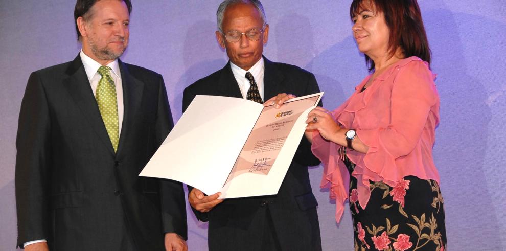 Asit K. Biswas recibe el Premio Medio Ambiente de Aragón 2006