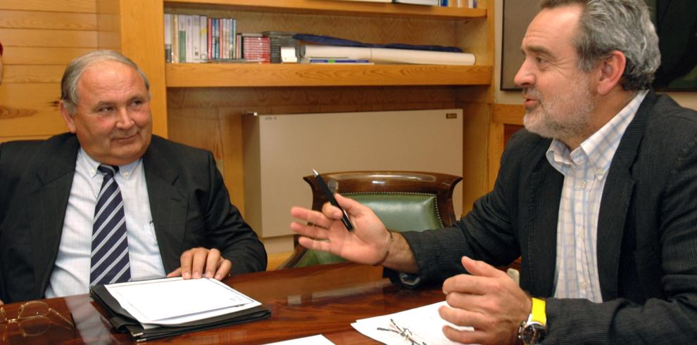 El consejero de Medio Ambiente, Alfredo Boné se reúne con el presidente de Riegos del Alto Aragón, César Trillo