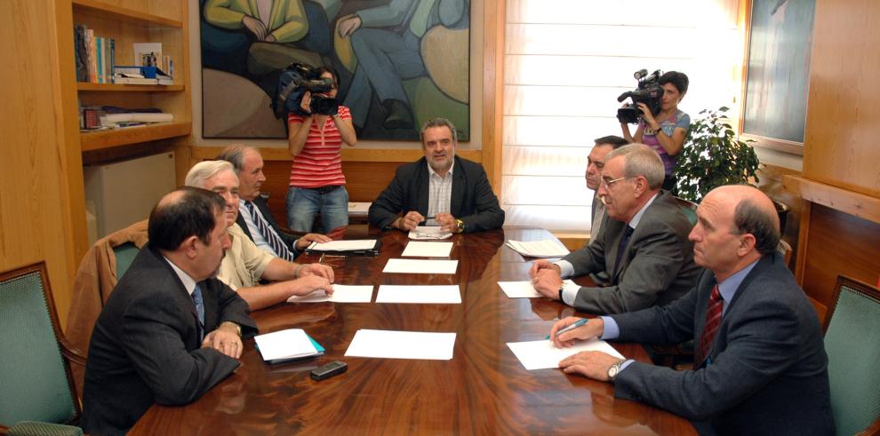 El consejero de Medio Ambiente, Alfredo Boné se reúne con el presidente de Riegos del Alto Aragón, César Trillo