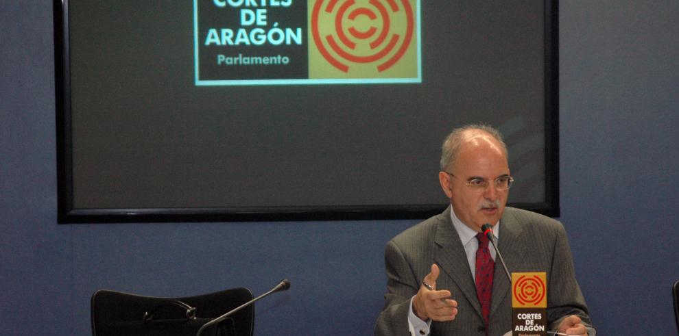Imágenes de la comparecencia del consejero de Ciencia, Tecnología y Universidad, Alberto Larraz, en las Cortes de Aragón