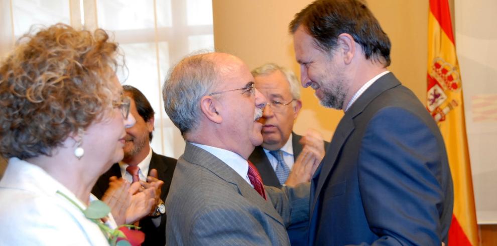 Alberto Larraz, nuevo consejero de Economía, Hacienda y Empleo, toma posesión de su cargo