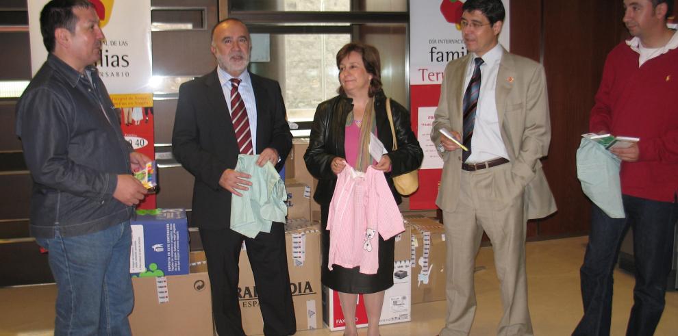 Entrega del material escolar recogido el Día Internacional de las Familias 