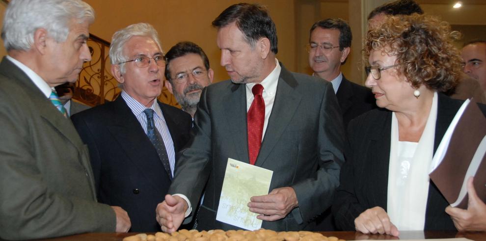 El presidente Marcelino Iglesias, acompañado por los consejeros Gonzalo Arguilé y Ángela Abós, ha asistido a la presentación de dos nuevas variedades de almendra seleccionadas por medio del programa de mejora de la Unidad de Fruticultura del CITA