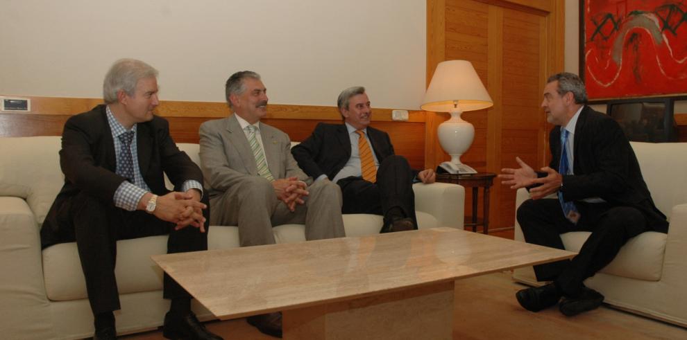 Boné y Gustavo Alcalde dialogan sobre política hidráulica