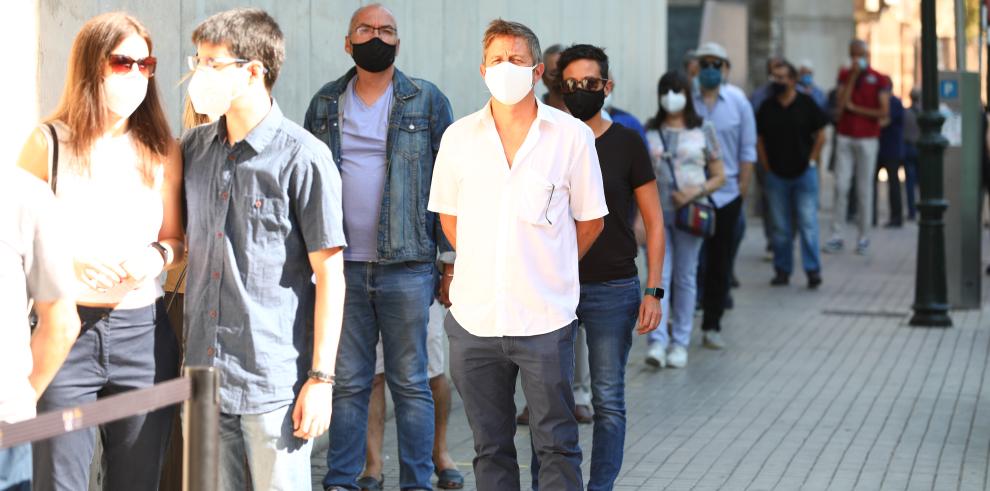 Los aragoneses despiden al polifacético artista Joaquín Carbonell en el Museo Pablo Serrano, morada de su féretro durante unas horas