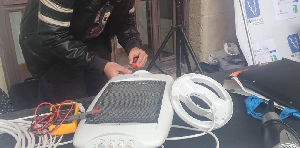 Un “Repair Café” en Alcañiz para afrontar el reto de reducir la generación de residuos domésticos mediante la reparación