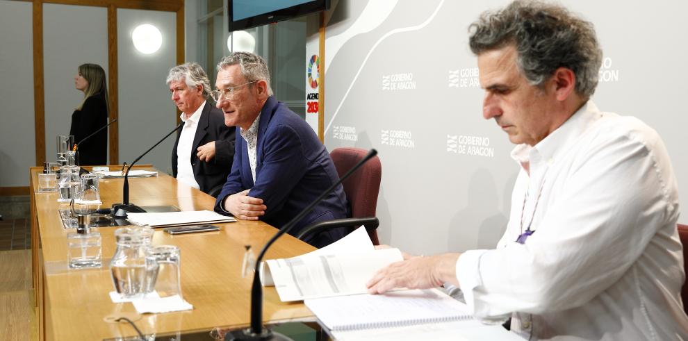 Sanidad suscribe un convenio con los colegios de farmacéuticos para distribuir mascarillas entre la población vulnerable