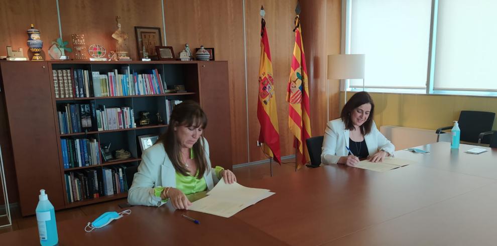 Sanidad suscribe un convenio con los colegios de farmacéuticos para distribuir mascarillas entre la población vulnerable