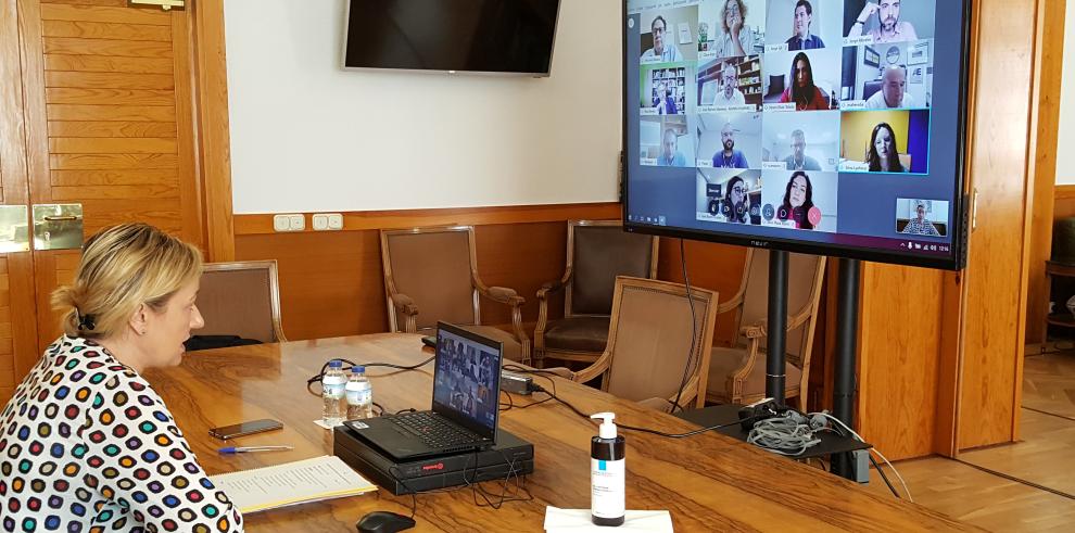 Economía estrecha su colaboración con AJE y empresarios de larga trayectoria implicados en el programa MentorizAJE