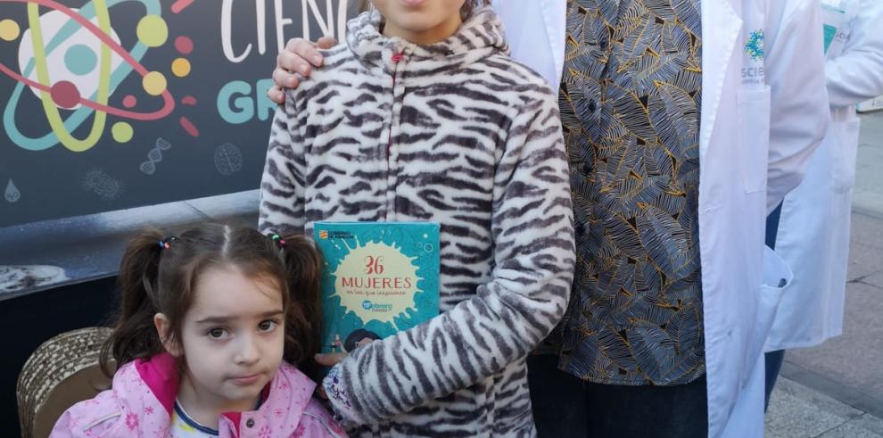 El Gobierno de Aragón saca la ciencia a la calle para acercarla a las más jóvenes