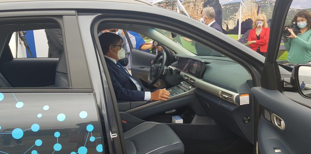 El vicepresidente del Gobierno de Aragón recibe el primer Hyundai Nexo propulsado por hidrógeno matriculado en España