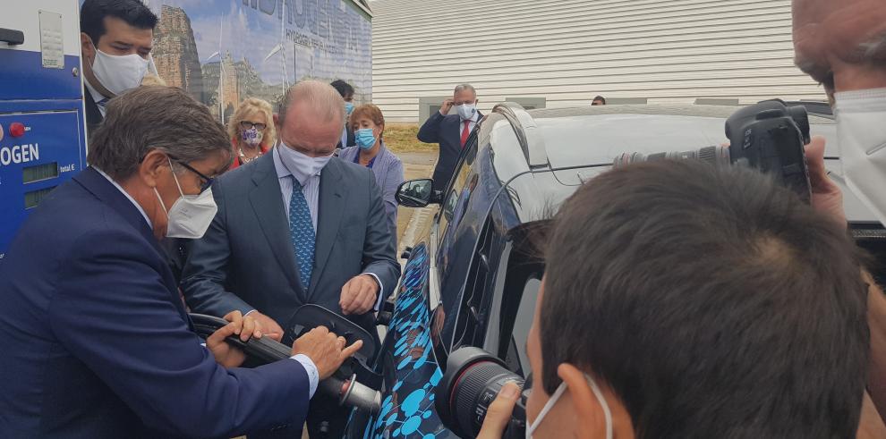 El vicepresidente del Gobierno de Aragón recibe el primer Hyundai Nexo propulsado por hidrógeno matriculado en España
