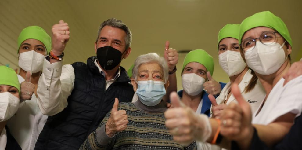 Lidia Navarro, de 84 años, y José Bruballa, de 86, los primeros vacunados contra el coronavirus en la provincia de Huesca