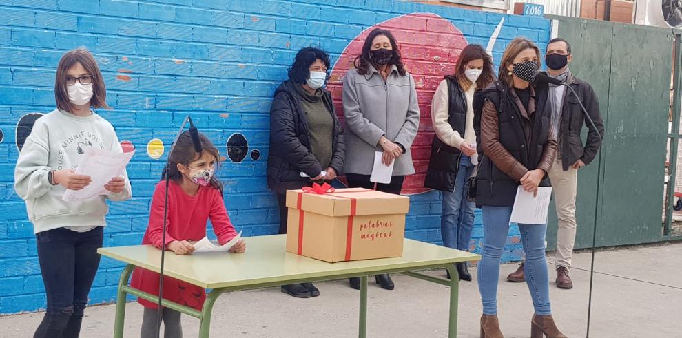 La Caja de las Palabras Mágicas llega al primer cole de Aragón para que los niños trasladen a las residencias de mayores mensajes de cariño y apoyo esta Navidad