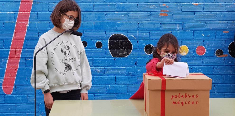 La Caja de las Palabras Mágicas llega al primer cole de Aragón para que los niños trasladen a las residencias de mayores mensajes de cariño y apoyo esta Navidad