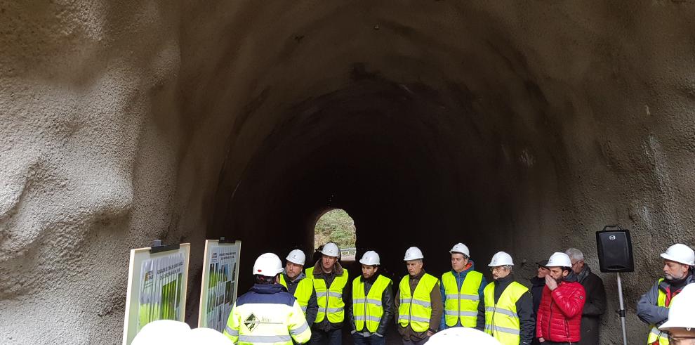 Soro visita las obras realizadas para la estabilización de uno de los túneles del Cañón de Añisclo