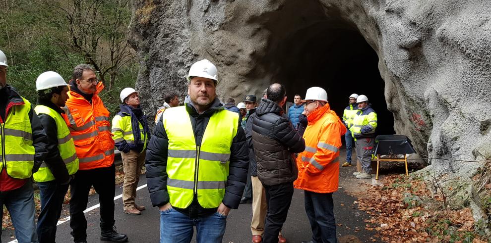 Soro visita las obras realizadas para la estabilización de uno de los túneles del Cañón de Añisclo