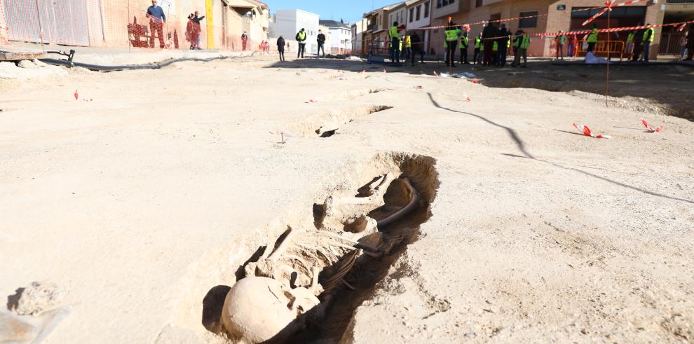 Lambán visita los trabajos de excavación de la necrópolis islámica de Tauste, una de las más antiguas y mejor conservadas