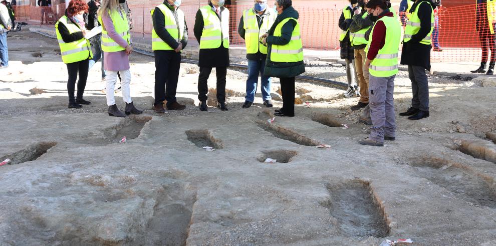 Lambán visita los trabajos de excavación de la necrópolis islámica de Tauste, una de las más antiguas y mejor conservadas