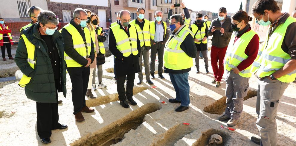 Lambán visita los trabajos de excavación de la necrópolis islámica de Tauste, una de las más antiguas y mejor conservadas