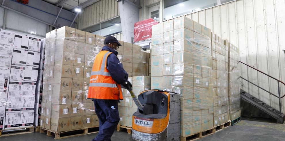 Aterriza en el aeropuerto de Zaragoza un avión con otras siete toneladas de material sanitario