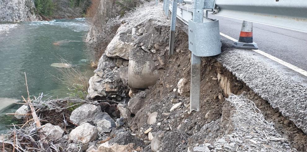 Actuación de emergencia en la carretera A-2605 en Jasa