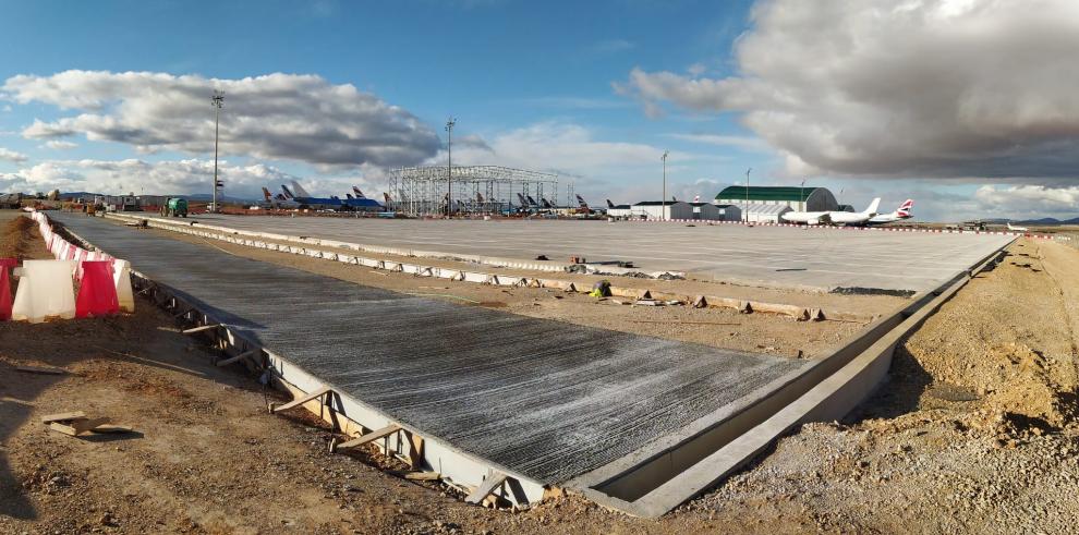 Últimos trabajos para la finalización de la fase II de la pavimentación de la plataforma de estacionamiento del Aeropuerto de Teruel