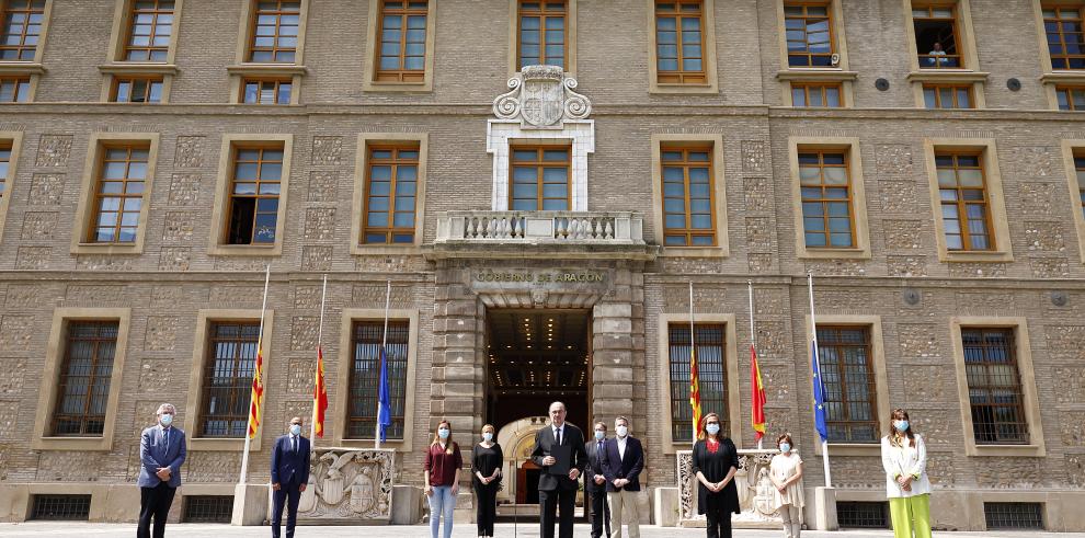 Minuto de silencio por las víctimas del coronavirus en el primer día de luto oficial nacional