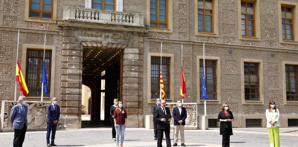 Minuto de silencio por las víctimas del coronavirus en el primer día de luto oficial nacional