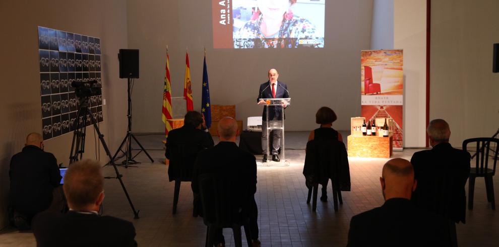 Ana Alcolea recibe el Premio de las Letras Aragonesas 2019 en la fiesta de las letras más atípica