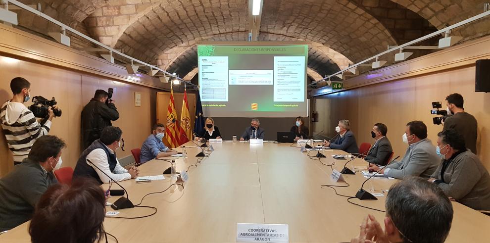 El Gobierno de Aragón, las organizaciones agrarias y las cooperativas colaborarán para que la próxima campaña de la fruta sea "ejemplar"