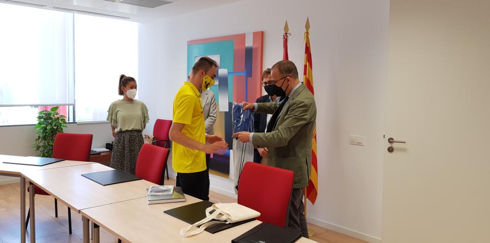 Felipe Faci felicita a Eduardo Menacho, nuevo campeón de Europa sub23 de 10.000 metros