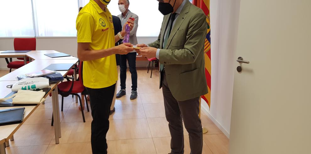 Felipe Faci felicita a Eduardo Menacho, nuevo campeón de Europa sub23 de 10.000 metros