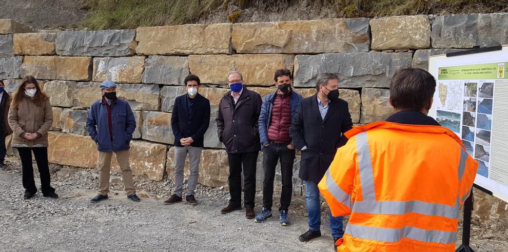 Soro destaca en Aínsa las obras que suponen mejorar la seguridad vial en la travesía