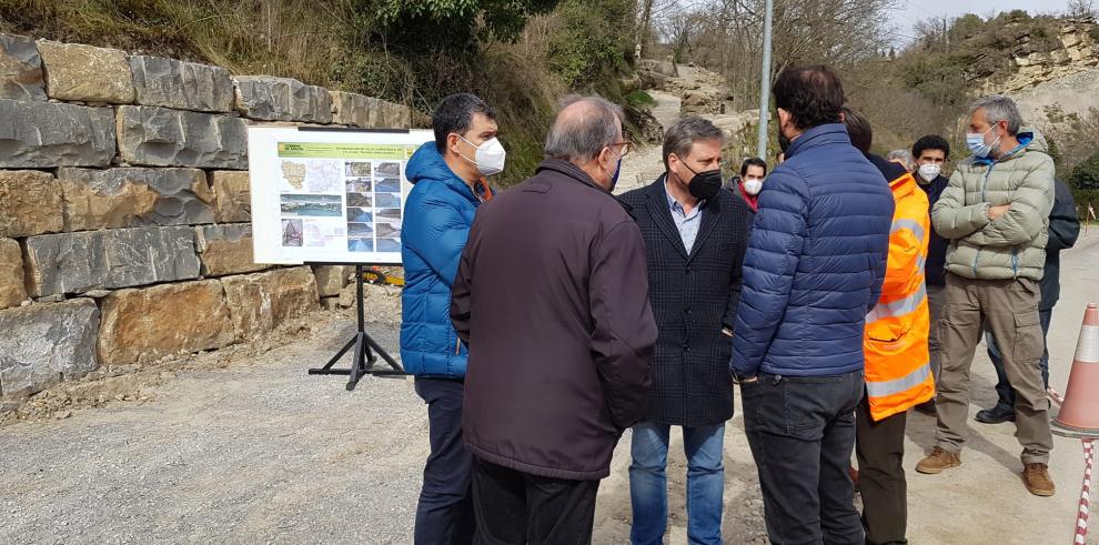 Soro destaca en Aínsa las obras que suponen mejorar la seguridad vial en la travesía